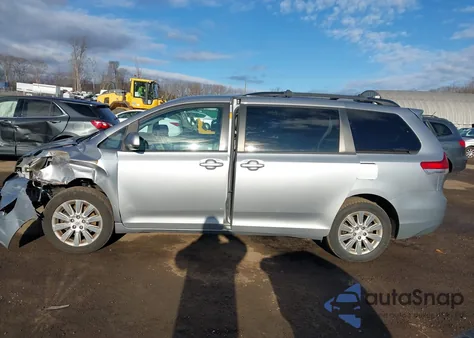 2013 Toyota Sienna Le 7 Passenger z USA, uszkodzony, nr VIN 5TDJK3DC2DS062720